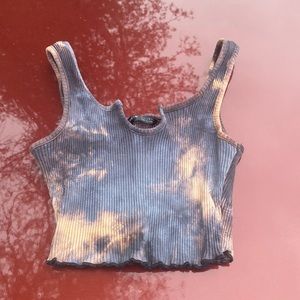 From shein it’s a medium but fits like a small if you have a bigger chest.